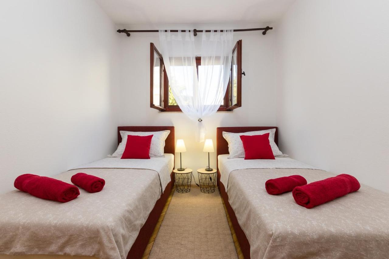 Apartments With A Parking Space Kastel Stafilic, Kastela - 16086 Екстериор снимка