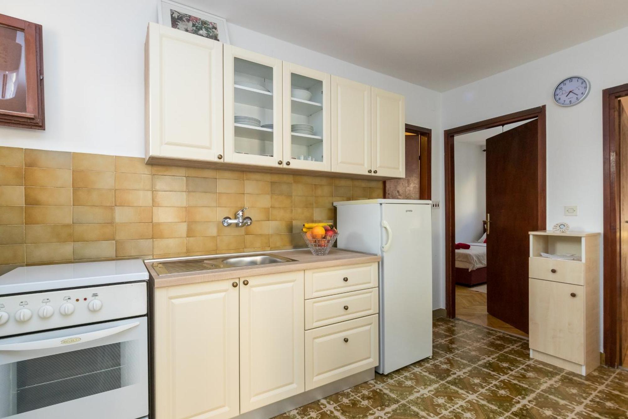Apartments With A Parking Space Kastel Stafilic, Kastela - 16086 Стая снимка